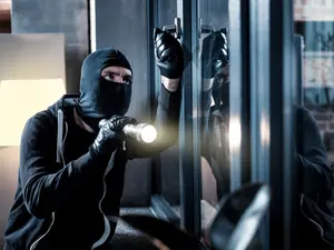 7 Alarming Signs Your House Has Been Marked By Burglars