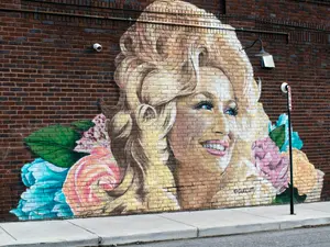 Beyond The Rhinestones: 10 Interesting Facts About Dolly Parton