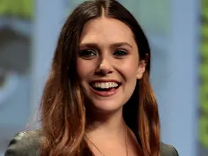 Elizabeth Olsen Reveals Sisters Were 'Forced' to Support Her